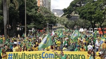 Manifestantes fazem protesto pró-Bolsonaro e carreatas marcam atos em diversos estados