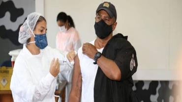Rio suspende vacinação de profissionais de educação e segurança