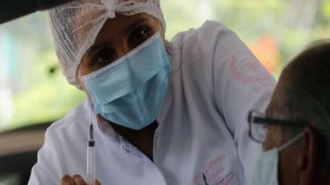 RJ distribui 427 mil doses de vacina contra covid-19 aos municípios