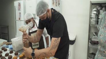 Raul Lemos mostra os bastidores de uma doceria que produz mais de 600 sobremesas por dia