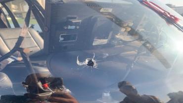 Piloto de helicóptero de TV é baleado e faz pouso forçado em estádio no RJ