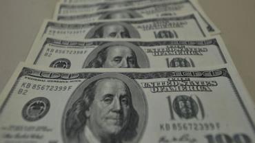 Bolsa bate recorde e dólar cai para menor nível desde janeiro