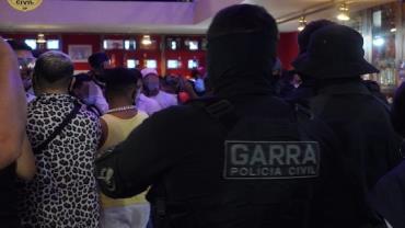 Mais de 330 pessoas são flagradas em festa clandestina em São Paulo