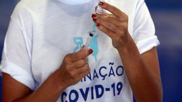 Adolescentes de 12 a 14 anos começam a se vacinar contra a Covid-19 em MG