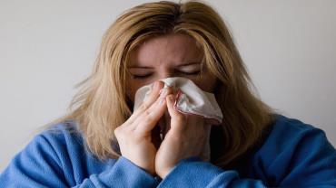 O resfriado comum pode ajudar a combater o coronavírus, diz estudo