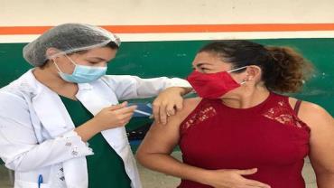 Técnica em enfermagem vacina os próprios pais contra a covid