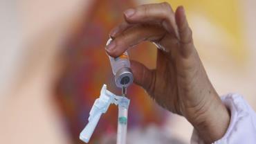Rio de Janeiro vacina pessoas de 40 a 42 anos contra covid-19