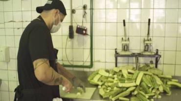 Raul Lemos visita cozinha de penitenciária em São Paulo e mostra operação que faz sete mil refeições por dia