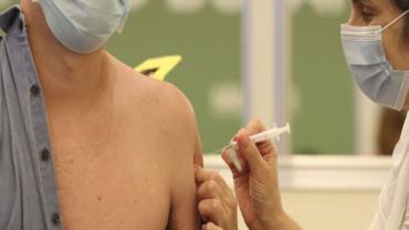 MP investiga casos de fura-fila de vacina contra covid-19 em SP