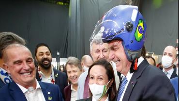Bolsonaro participa de motociata com apoiadores em Porto Alegre; vídeos