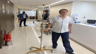 Internado em SP, Bolsonaro caminha no hospital e diz que voltará "em breve"