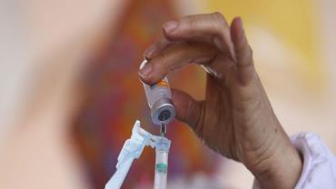 Pessoas com 28 e 29 anos podem se vacinar contra a covid-19 em SP na semana que vem, diz prefeito