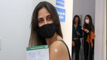 Cidade de SP vacina pessoas com 27 anos contra Covid-19