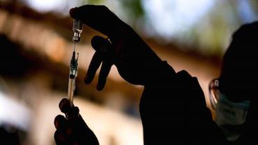 Cidade do Rio de Janeiro suspende vacinação de jovens