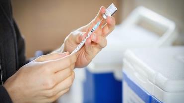 É falso que vacinas contra Covid-19 causem infertilidade masculina, afirma Ministério da Saúde