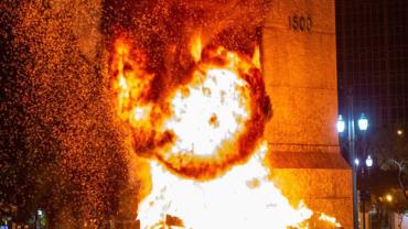 Estátua de Pedro Álvares Cabral é incendiada no Rio de Janeiro