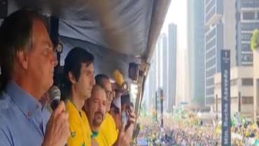 Bolsonaro discursa para apoiadores na Avenida Paulista