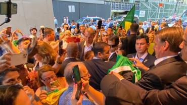 Bolsonaro é recebido por apoiadores e posa para fotos em Nova York