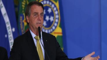 Bolsonaro conversa com ministro de Minas e Energia para diminuir valores de combustíveis