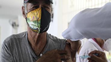 Saúde amplia dose de reforço de vacinas contra a Covid-19 para idosos acima de 60 anos