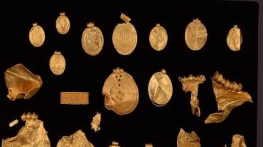Tesouro com quase 1kg de ouro é encontrado por arqueólogo amador na Dinamarca