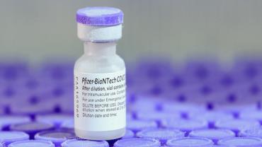 Três doses de vacina da Pfizer/BioNTech podem neutralizar a variante Ômicron, aponta estudo inicial