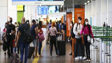 Passageiros reclamam de atrasos e dificuldades em aeroportos