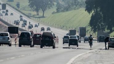 Trânsito flui tranquilo em saídas de São Paulo para interior e litoral