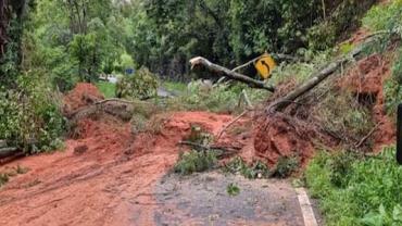 Chuva causa estragos em rodovias e casas no sul de Minas Gerais