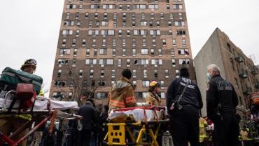 Incêndio em prédio residencial deixa mortos e feridos em Nova York
