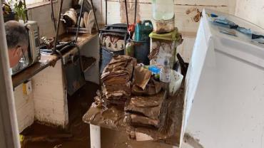 Rio Acima (MG) sofre com chuvas fortes e é tomada pela lama