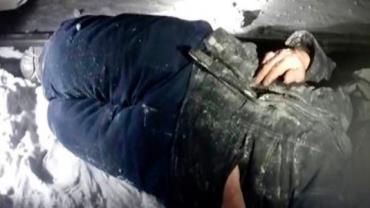 Homem que foi atropelado por um trem é encontrado dormindo no frio de -18°C