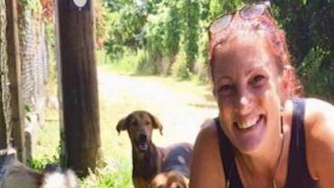 Mulher morre ao tentar salvar cães durante tsunami em Tonga