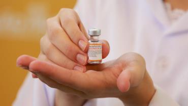 Pfizer: crianças que receberam vacina de adulto devem ser monitoradas