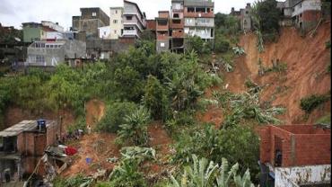 Bombeiros buscam 10 pessoas desaparecidas em Franco da Rocha