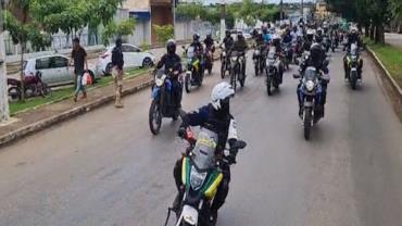 Bolsonaro participa de motociata com apoiadores em Rondônia