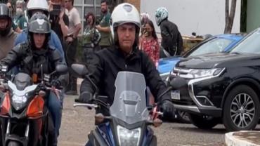 Bolsonaro passeia de moto pela BR-060 neste domingo