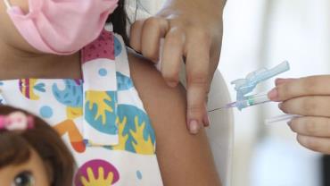 Rio vacina contra a covid-19 crianças nas escolas