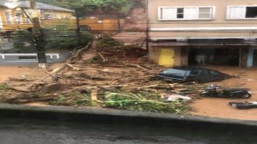 Moradores e instituições se mobilizam para ajudar vítimas de temporal em Petrópolis