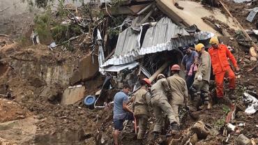 Sobe número de mortos após chuva em Petrópolis