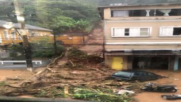 Vídeos mostram momento de deslizamento de terra em Petrópolis