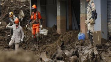 Buscas por vítimas em Petrópolis chegam ao 7º dia