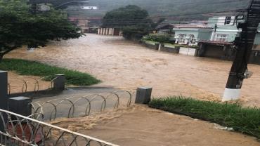 Ruas voltam a ficar alagadas em Petrópolis