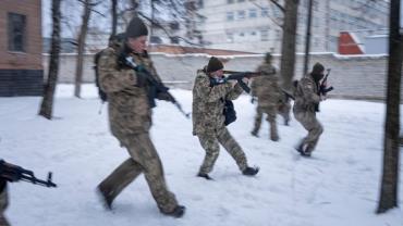 Rússia diz que 498 soldados russos morreram; Ucrânia diz serem 7 mil