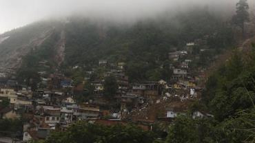 Depois de temporal, Petrópolis faz buscas a desaparecidos