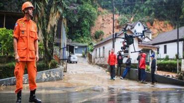 Bombeiros retomam buscas a desaparecidos em Petrópolis