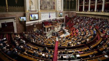 Zelensky pede ajuda à Assembleia da França em negociações com a Rússia