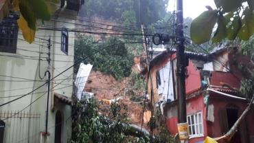 Deslizamento de terra atinge casas e deixa moradores desaparecidos em Angra dos Reis