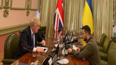 Boris Johnson visita Kiev e se reúne com Zelensky