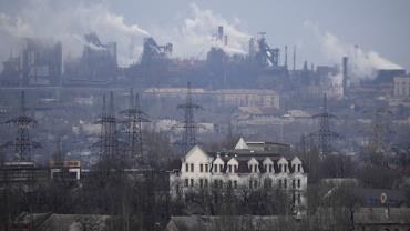 Rússia volta a atacar complexo de Azovstal, diz Ucrânia